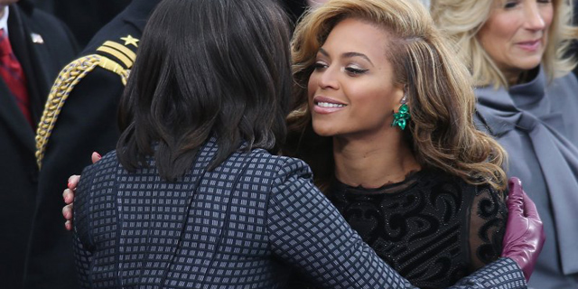 Beyonce berpelukan dengan Ibu Negara Michele Obama. (Foto: BeritaPrima/)
