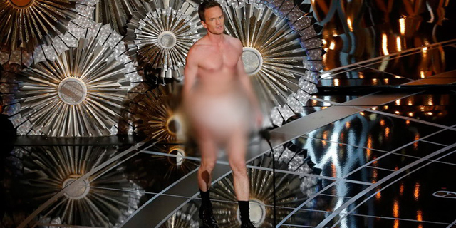 Aksi Nyaris Bugil Pembawa Acara Oscar 2015