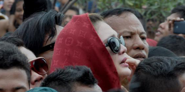 Pemakaman Olga, Jupe Jatuh & Luna Maya Pingsan