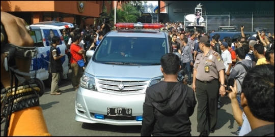 Ambulance Pengangkut Jenazah Olga Meluncur Menuju Rumah Duka