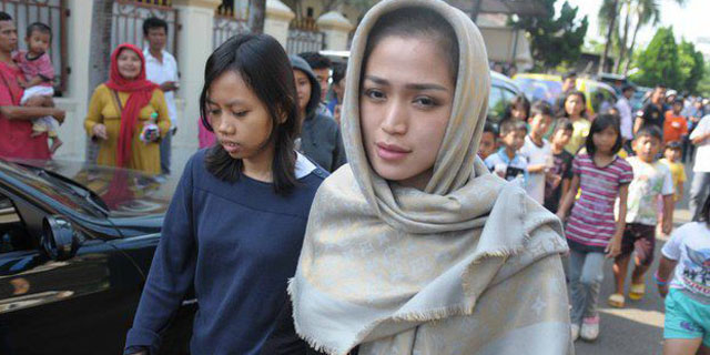 Hadiri Tahlilan Di Rumah Olga, Tubuh Jessica Iskandar Dijamah