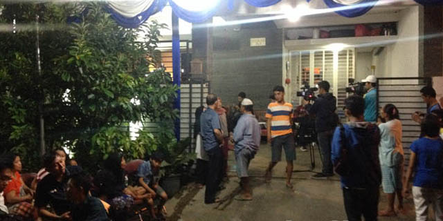 Para Penggemar Olga Rela Menginap Demi Mengantarkan Ke Liang Lahat