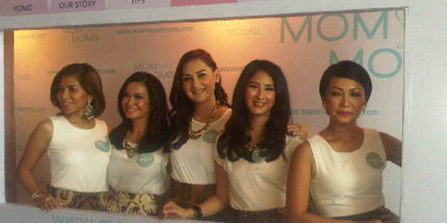 Lima Artis Wanita Luncurkan Website “momsweetmoms.com”