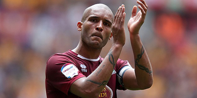 Melompat ke Depat Truk Yang Melaju, Clarke Carlisle Gagal Mati