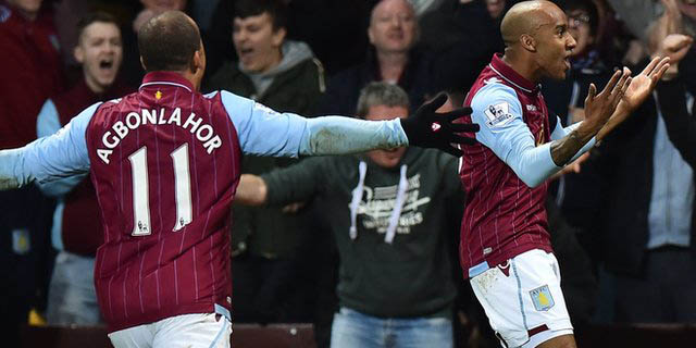 Fabian Delph dan Gabriel Agbonlahor merayakan gol pembuka saat melawan