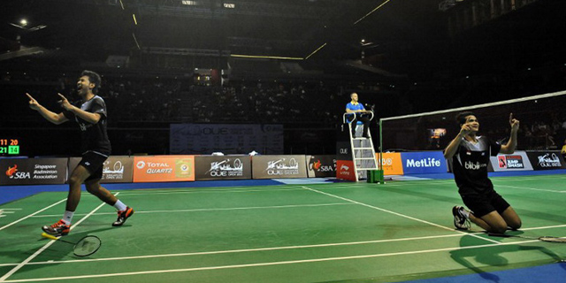 Ganda putra Indonesia Angga/Ricky melampiaskan kegembiraan setelah berhasil menjuarai Singapura Open, Minggu (12/4/2015).