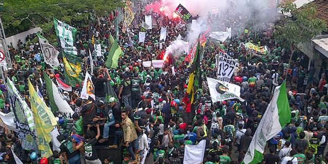 Menpora Resmi Bekukan PSSI, Ribuan Bonek Bertakbir