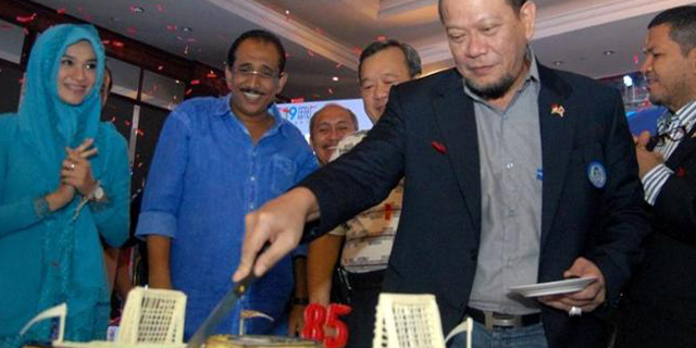 Ketua umum PSSI hasil KLB La Nyalla Mattaliti memotong kue ulang tahun PSSI, Senin (20/4/2015).