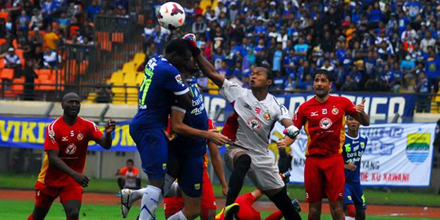 Diguyur Hujan, Persib Taklukkan Semen Padang 1-0