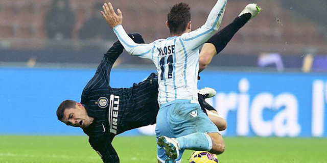 Kemenangan Inter atas Lazio Diwarnai 2 Kartu Merah