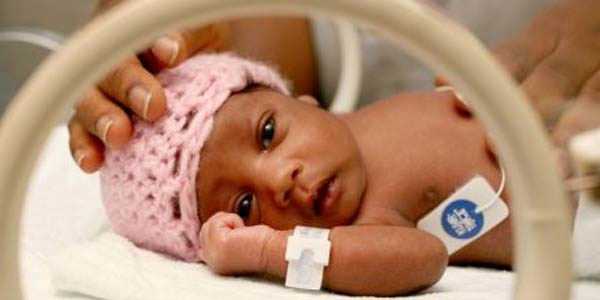 Astaga, Bayi Baru Lahir Ditemukan Nangis Di Bawah Kursi Teras Warga