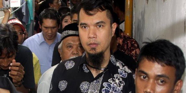 Bantu Korban Kecelakaan, Dhani Potong Honor Istri Dan Anaknya