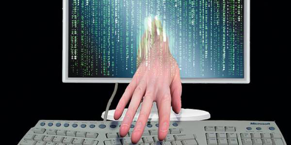 Hacker Ini Berhasil Kloning Sidik Jari Menteri Pertahanan Jerman