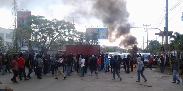Jalan Dewi Sartika Macet Lantaran Demo Warga Bakar Ban