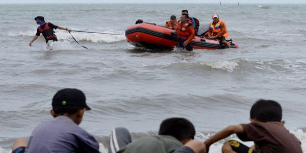 Lagi,  2 Jenazah Korban AirAsia Ditemukan Mengapung