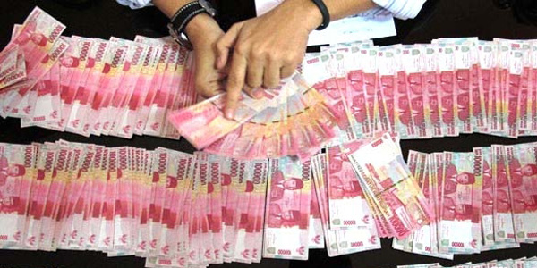 Sepekan, Rupiah Melemah Akibat Tekanan Inflasi dan Defisit