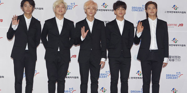 Gara-Gara Peluk Fans Berjilbab Di Malaysia, B1A4 Dihujat