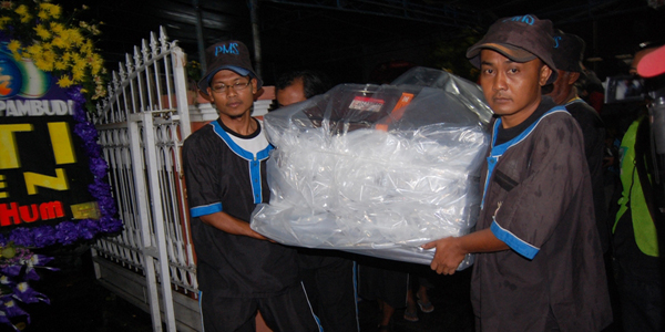 Bupati Christian Rotok Pimpin Doa Untuk Warga Korban AirAsia