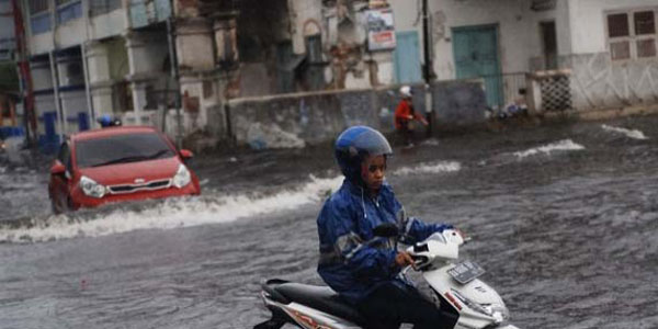 Semalamam Diguyur Hujan, Kota Padang Banjir