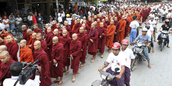PBB Datang Minta Myanmar Akui Muslim Rohingya, Biksu Buda Turun Ke Jalan