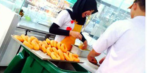 Duh Jorok, Pegawai Carrefour Taruh Donat Di Atas Tempat Sampah