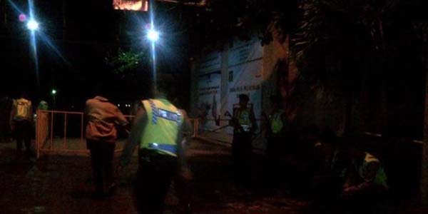 Penasaran Eksekusi Mati, Warga Padati Kawasan Dermaga Wijaya Pura