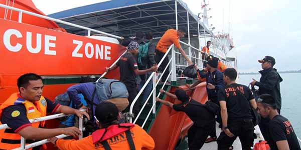 Jasad Korban Air Asia Mulai Bermunculan, Diduga Karena Badan Pesawat Bergeser