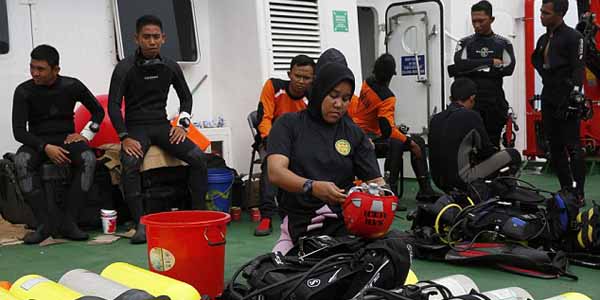 Pencarian Korban Air Asia Hari Ini, Tim Penyelam Dilengkapi Kirby Morgan Band