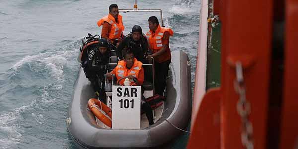 Tim Penyelam Temukan Posisi AirAsia Terbalik Di Dasar Laut