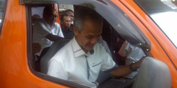 Gubernur Ganjar Mendadak Jadi Sopir Angkot