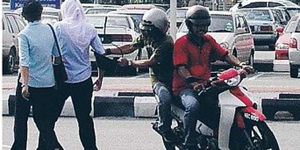 Dikejar Warga, Kawanan Jambret Panik Tinggalkan Motor di Jalan