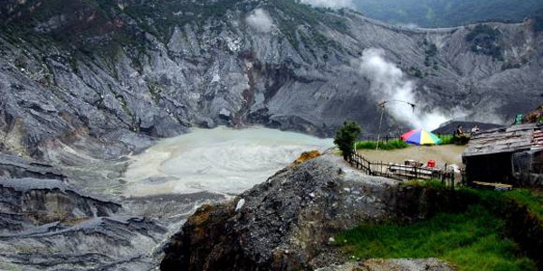 Dasar Kawah Tangkuban Perahu Alami Retakan