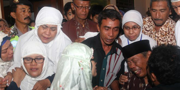 Isak Tangis Iringi Pemakaman Pramugara Air Asia Wismoyo Ari Prambudi