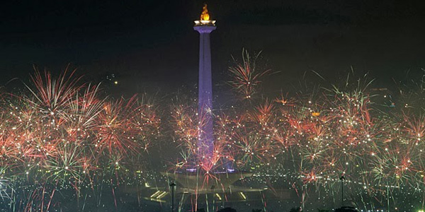 Warna-Warni Kembang Api Hujani Monas