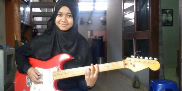 Sang Gitaris Metal Berjilbab Ditawari Kuliah Gratis
