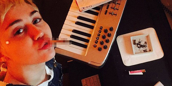 Miley Cyrus Pamer Gaya Konsumsi Narkoba