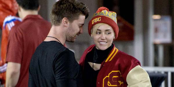 Tahun Baru, Miley Cyrus Umbar Ciuman Dengan Kekasih