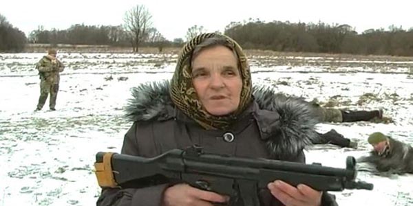 Nenek di Ukraina Dijuluki ‘Sang Penghukum’ Setelah Ikut Latihan Militer