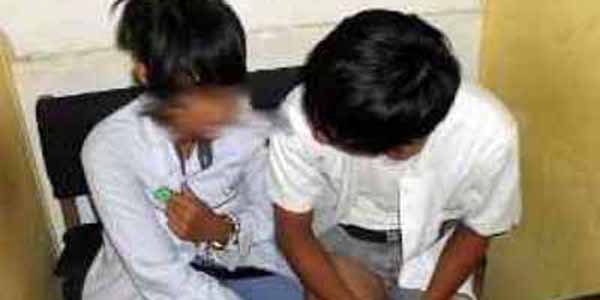 Keterlaluan, Pelajar Ini Malah Asyik Pelukan Mesra Di Warnet