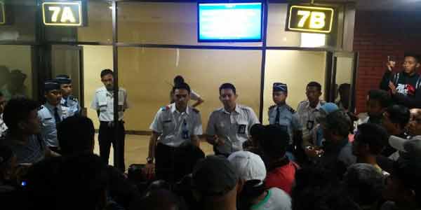 Batal Terbang, Ratusan Penumpang Lion Air Ngamuk