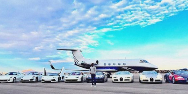 Wow, Petinju Floyd Mayweather Pamer Koleksi Mobil Mewah Dan Pesawat