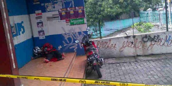 Misterius, Seorang Pria Tewas Bersimbah Darah di Emperan Toko