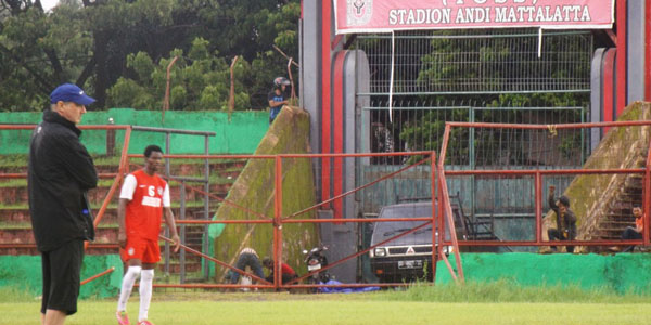 Riedl Mulai Melatih di Stadion Mattoangin