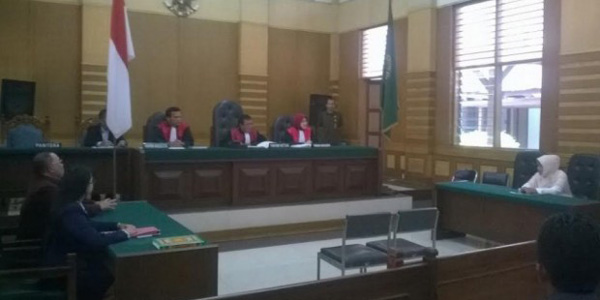 Anaknya Tolak Cabut Gugatan, Titin Menangis Di Persidangan