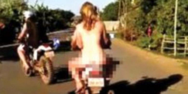 Naik Motor Telanjang Bulat, Wisatawan Inggris Ditangkap