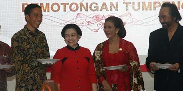 Menteri Susi Dapat Potongan Tumpeng dari Megawati