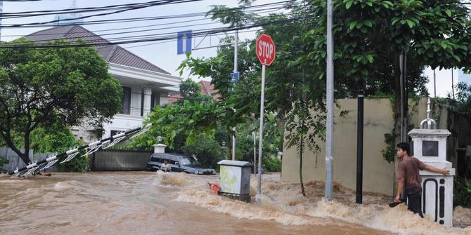 Akibat Hujan Deras, Enam Rumah Amblas Di Menteng