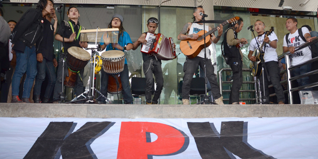 FOTO: Grup Band Punk ‘Marjinal’ Gelar Konser di Gedung KPK