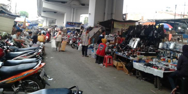 Digusur dari Trotoar, PKL di Pasar Kebayoran Lama Tetap Bertahan