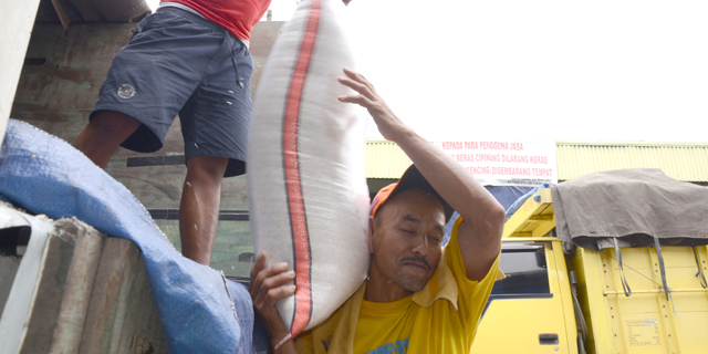 Setelah Makan Beras Plastik, Warga Depok Keracunan